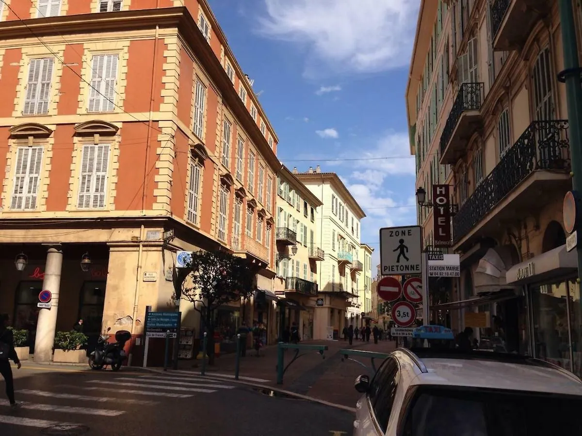 Welcome In The Cozy Blue Nest Pedestrian Menton